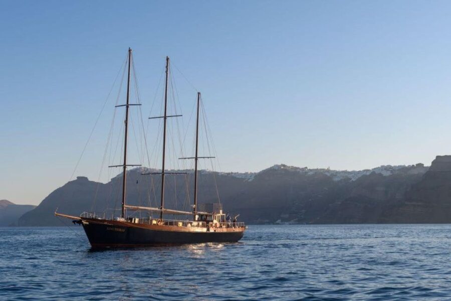 1-Day Boat Trip: Santorini Volcano, Thirassia & Oia Sunset - The Oia sunset coach: classic views, big crowds