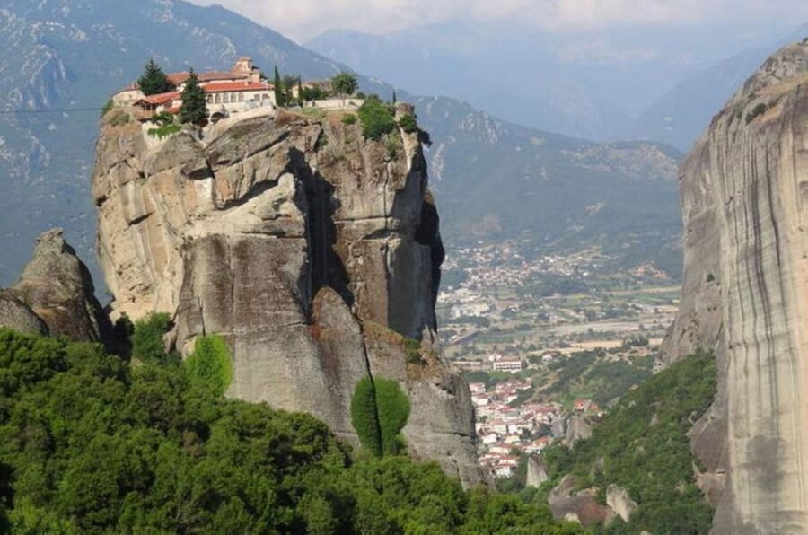 2Day Delphi&Meteora with Official guide,tickets,hotel pickup - Day 2: Meteora monasteries on high rocks, with real dress rules