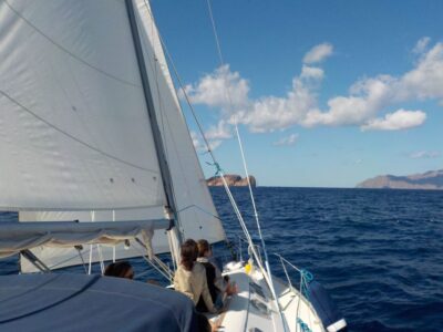 Adamantas: Milos Sightseeing Sailboat Cruise