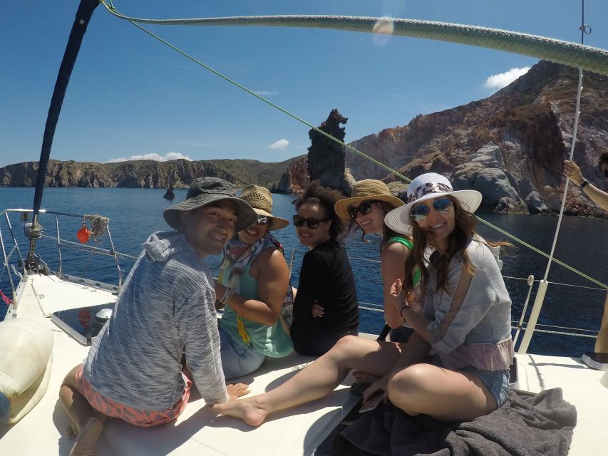 Adamantas: Milos Sightseeing Sailboat Cruise - Kleftiko caves: the pirate-laidrockscape and the underwater GoPro photo moment