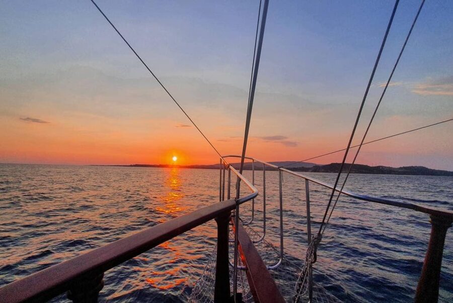 Argostoli: Sunset Cruise with Swim Stops, Dinner, and Wine - Wine, music, and that starry return to Argostoli