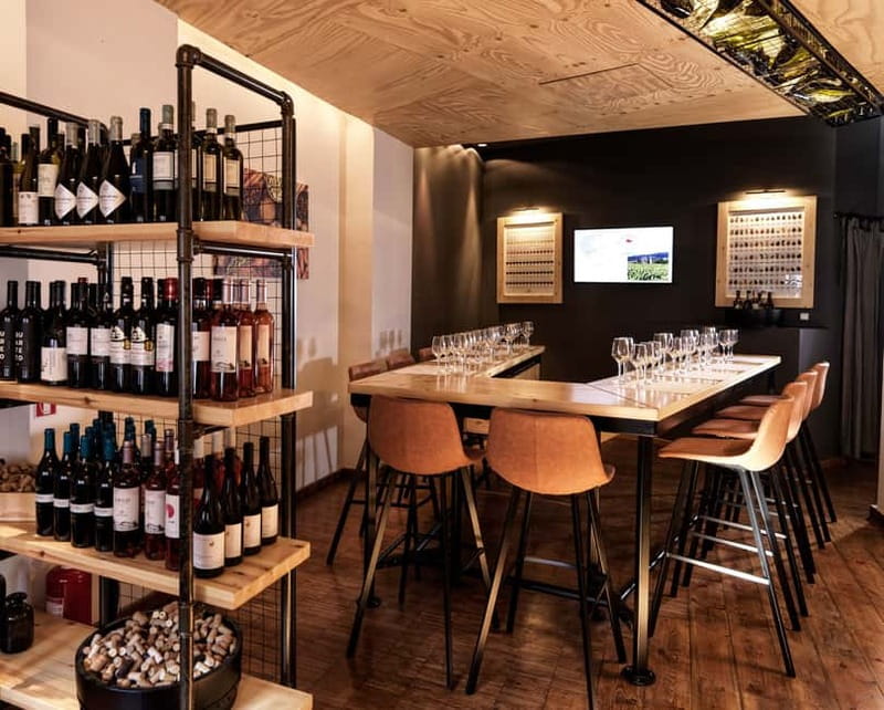 Athens: Acropolis Wine Tasting with Cheese and Olives - What happens in the tasting room, from first pour to your notes