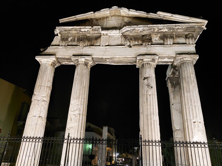 Athens: City Highlights Nighttime Walking Tour in Spanish - Neoclassical Athens at night: National Library, University, and Academy