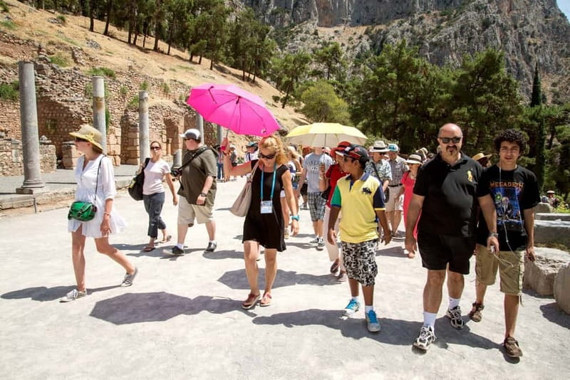 Athens: Delphi and Arachova Day Trip with Guide - Levadia and the first break: coffee and legs before the climb