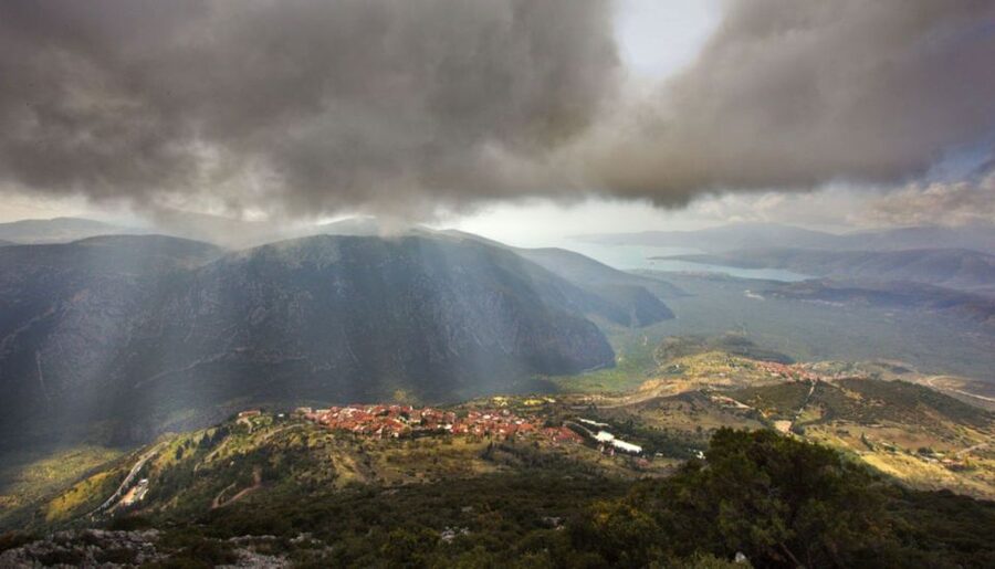 Athens: Delphi, Corycian Cave, and 300 Battlefield Day Trip - Thermopylae, the Leonidas monument, and the terrain that makes 300 make sense