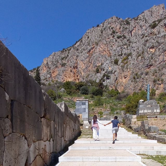 Athens: Delphi, Corycian Cave, and 300 Battlefield Day Trip - Arachova break, coffee, photos, and a celebrity ski town feel