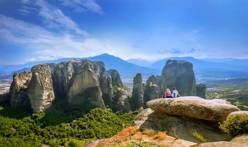 Athens: Full-Day Meteora Tour with Local Guide & Greek Lunch - Kalambaka and Kastraki: where the day breathes