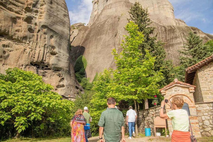 Athens: Meteora Monasteries, Hermit Caves & Seaside Escapes - The seaside brunch and dinner stops: a small luxury with a real purpose