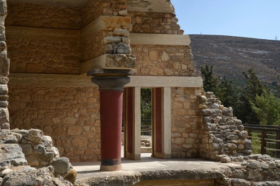 Crete: Knossos Palace & Heraklion Guided Tour - Heraklion city stroll: Venetian fountains, Turkish traces, and sea views