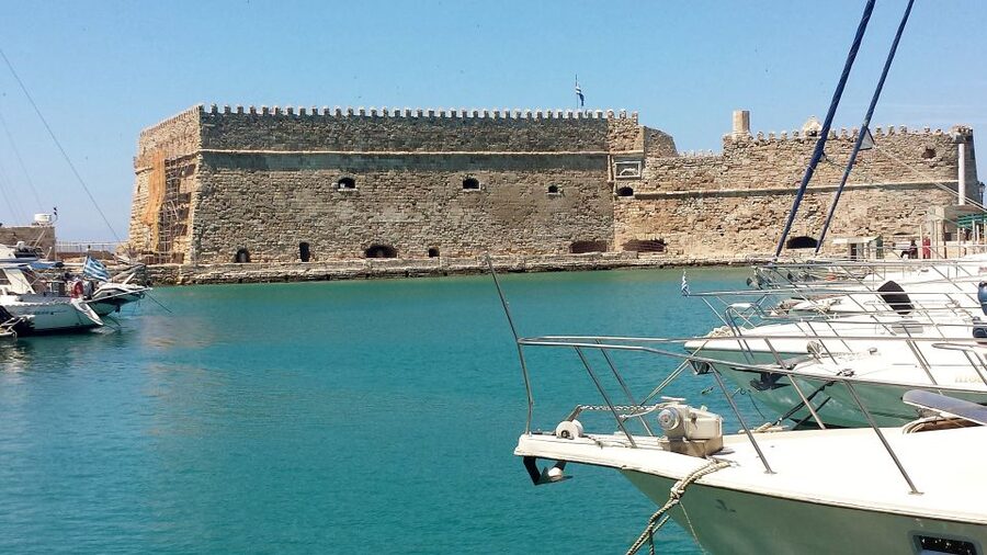 Crete: Knossos Palace & Heraklion Guided Tour - Practical tips: pickup rules, what to bring, and language days