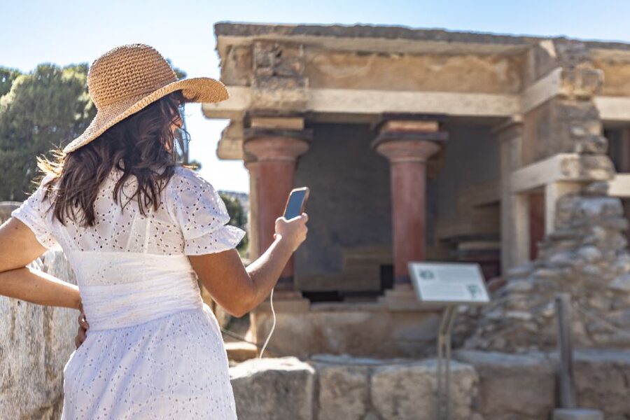 Crete: Palace of Knossos E-Ticket and Audio Guide - South Propylaeum frescoes: the procession scenes that pull you in