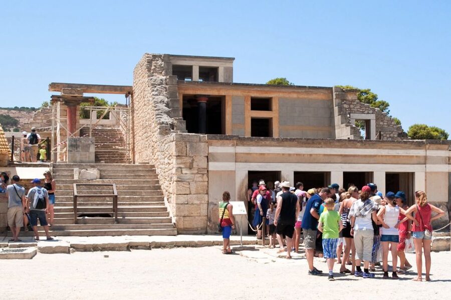 Crete: Palace of Knossos E-Ticket and Audio Guide - Minoan fashion and beauty: small details that make the people feel real