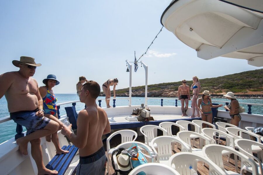 Crete: Spinalonga, Elounda, & Agios Nikolaos Boat Tour & BBQ - From Heraklion to Elounda: The Ride That Sets the Mood