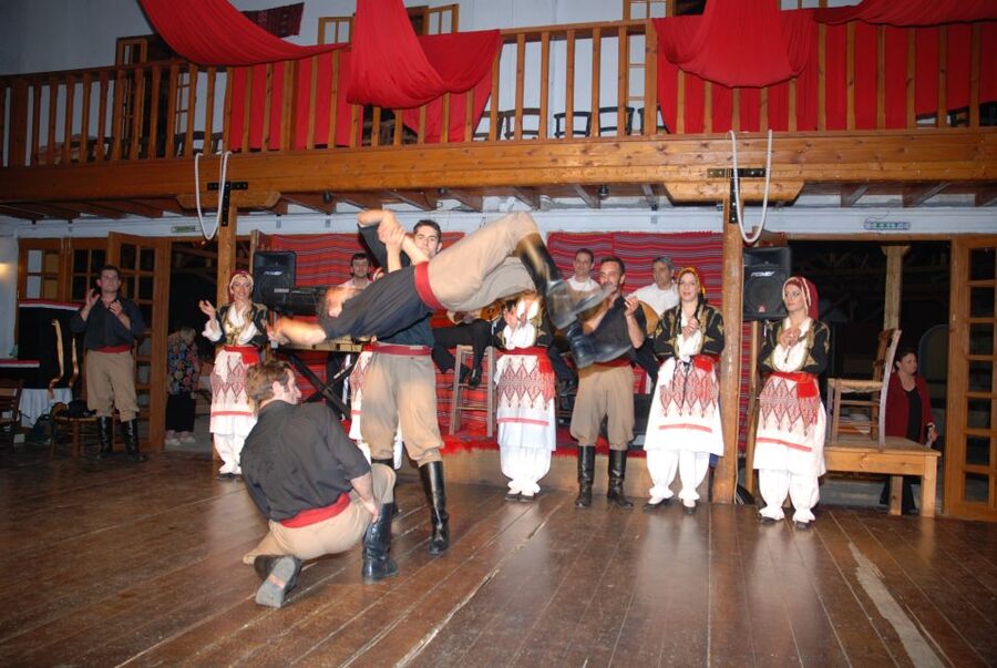 Crete: Traditional Dance Show and Buffet Dinner with Wine - Language Coverage and How to Make It Go Smoothly