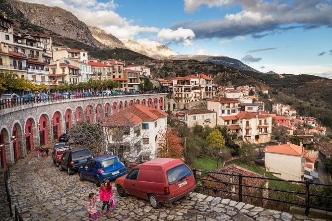 Delphi English Day Trip from Athens with Official Guide - Stop 4: Arachova photo stop, plus the ride back through the mountains