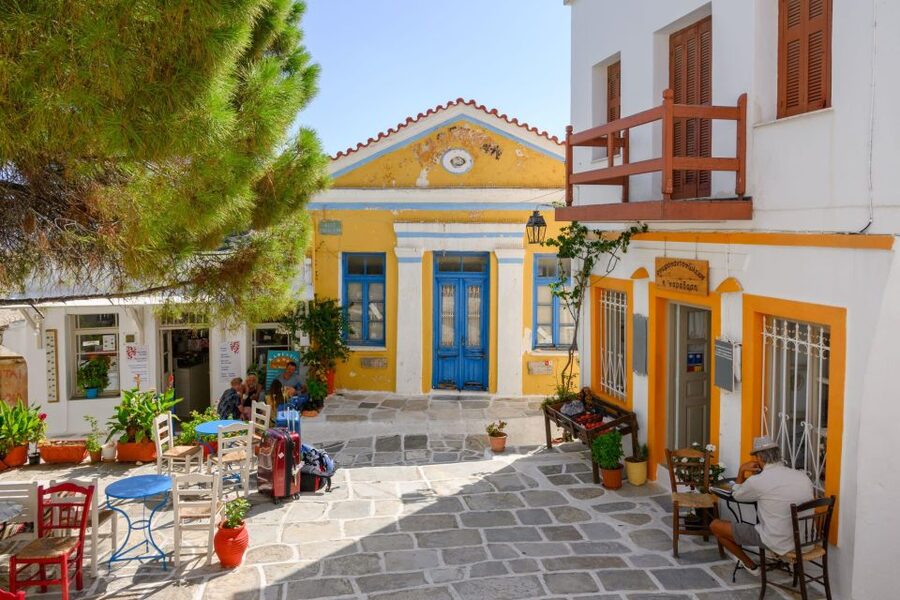 Explore Paros & Antiparos: Full-day French Tour with Lunch - The taverna lunch: local flavors with set drinks