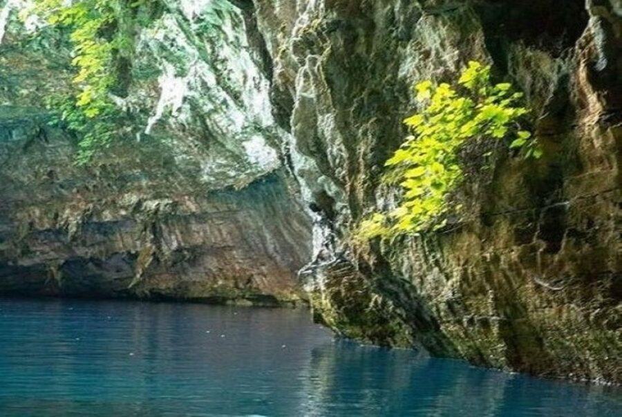 From Argostoli: Melissani Lake & Drogarati Caves Tour - What to pack and how to handle the cave stairs