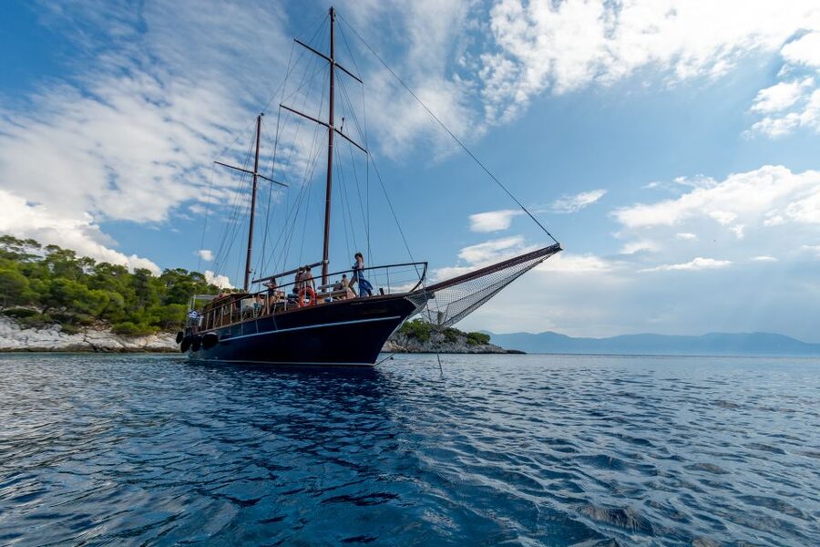 From Athens: Aegina, Agistri and Metopi Day Cruise w/ Lunch - The Sail Back to Athens: Dolphins, Snacks, and a Less-Stress Ending