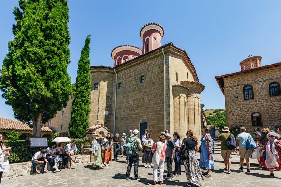 From Athens: Delphi and Meteora 2-Day Guided Tour - Logistics and comfort: bus, group size, and the queues problem