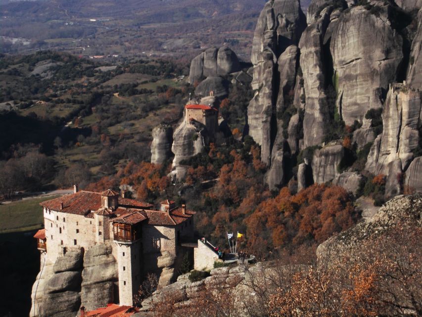 From Athens: Delphi and Meteora 2-Day Tour with Hotel - Thermopylae and Leonidas: a history stop that breaks up the drive