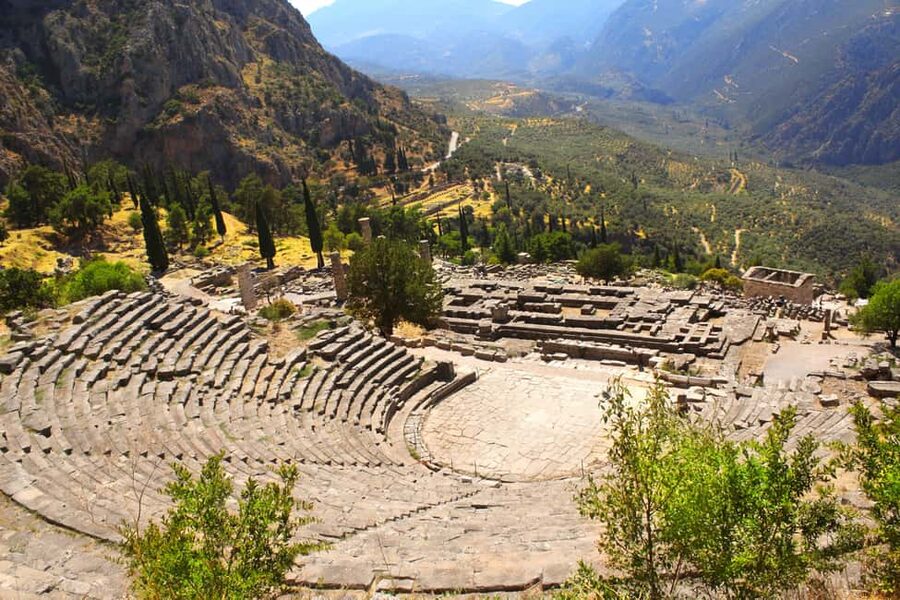 From Athens: Delphi Day Trip with Spanish-Speaking Guide - Arachova Village Break: Traditional Charm, Shops, and Lunch