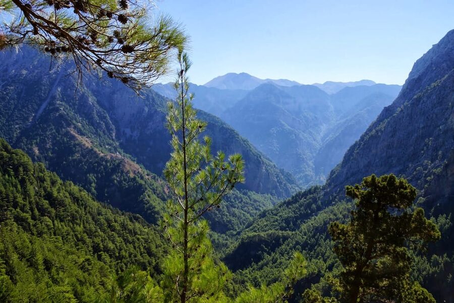 From Chania/Rethymno: Samaria Gorge Easy Way - The drive from Chania or Rethymno: the long coach ride and the Omalos pause
