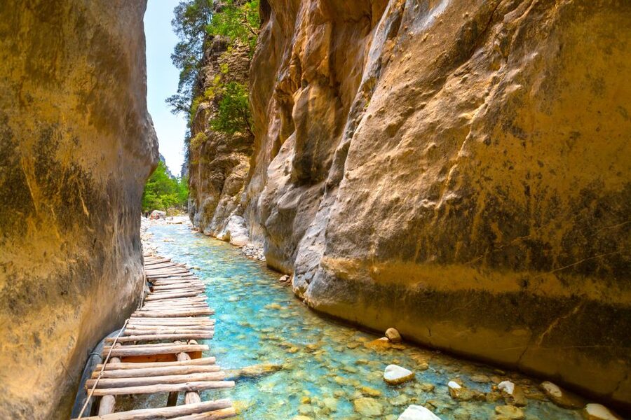 From Chania/Rethymno: Samariá Gorge Guided Hike with Pickup - Omalos first, then the wooden staircase: starting the descent the smart way