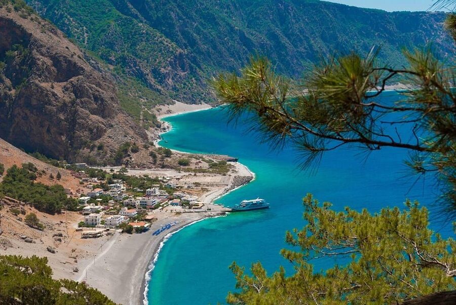 From Chania: Samaria Gorge with Professional Hiking Guide - Omalos breakfast and the route in: a practical warm-up