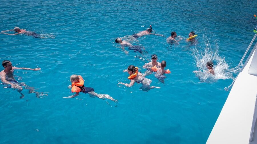 From Heraklion: Elounda, Kolokitha, and Spinalonga Boat Trip - Agios Nikolaos free time, Lake Voulismeni gives you an easy finish