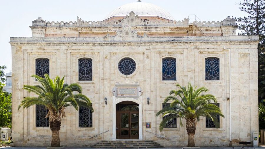 From Heraklion: Historical Center City Tour & Knossos Palace - Entering Knossos Palace with a guide that makes the myths click