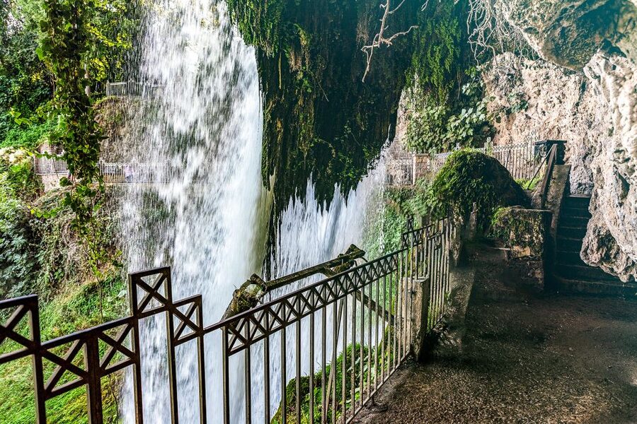 From Thessaloniki: Pozar Thermal Baths and Edessa Day Trip - Getting started at the Venizelos Statue, then out into the mountains