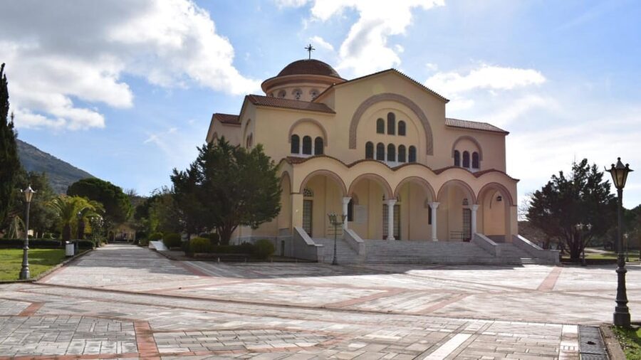 From Zakynthos: Full-Day Tour of Kefalonia - Comfort, group size, and why the guide can make or break the day