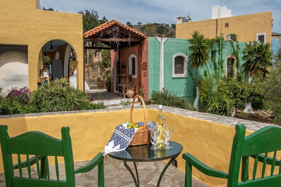 Heraklion: Cretan Cooking Lesson with Lunch in Arolithos - Hands-on cooking: what you will do vs what the chefs will handle