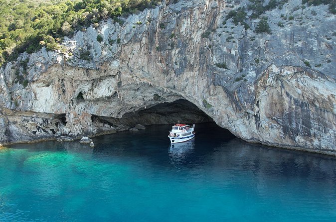 Island Hopping with Beach BBQ - Who this Lefkada cruise suits best