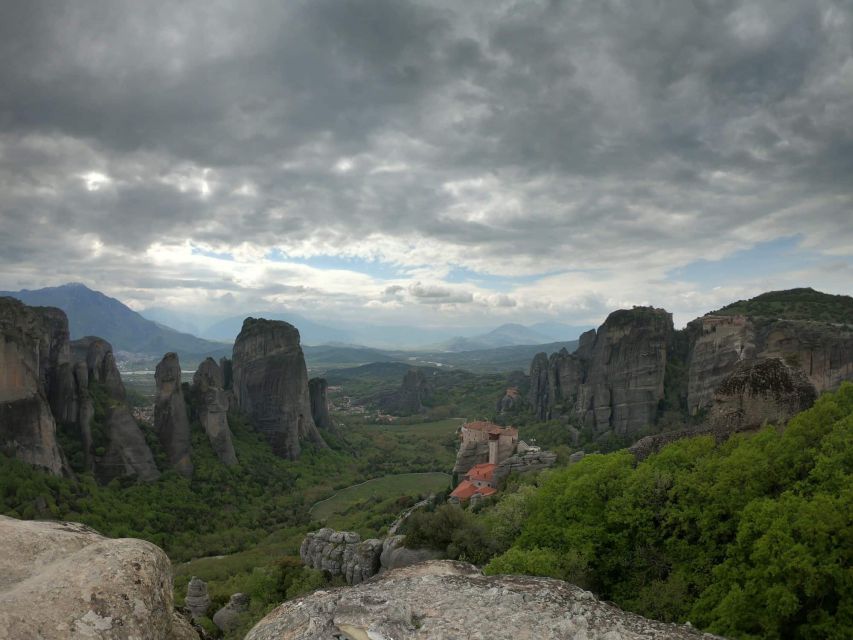 Kalabaka: Meteora Monasteries Minibus Tour with Photo Stops - Photo stops at three monasteries, plus time to actually visit