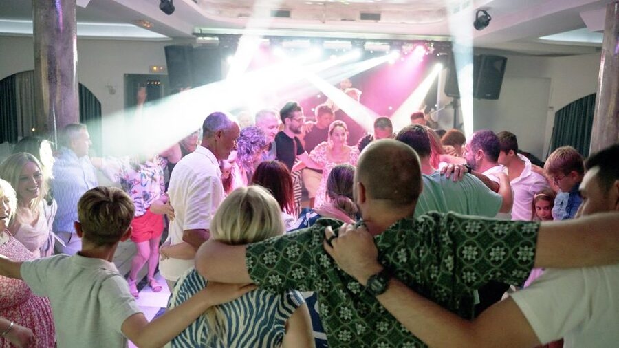 Kamari: Greek Show, Buffet Dinner, and Drinks at Dimitris - Key Highlights You Will Actually Feel