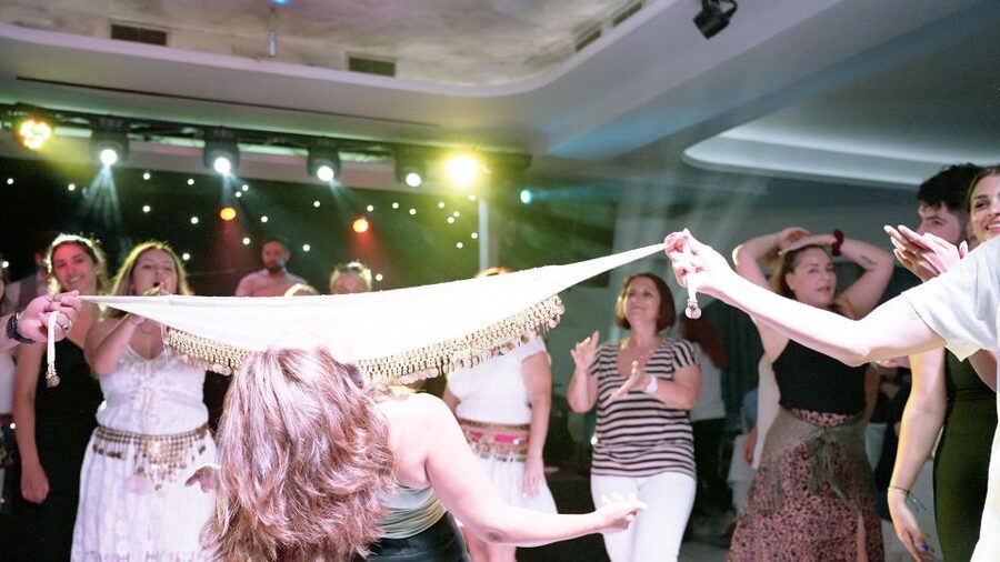 Kamari: Greek Show, Buffet Dinner, and Drinks at Dimitris - The Buffet and Open Bar: What Feels Worth It (and What to Watch)