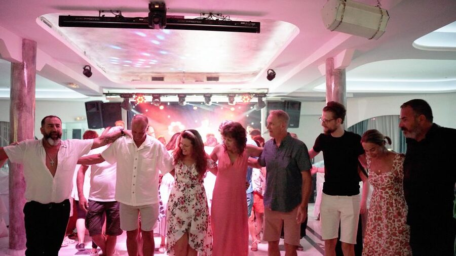 Kamari: Greek Show, Buffet Dinner, and Drinks at Dimitris - The 3-Hour Schedule That Keeps You From Waiting Around