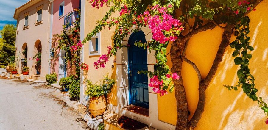 Kefalonia: Island Highlights Bus and Boat Tour with Lunch - Assos village and the Venetian castle ruins: storybook town energy