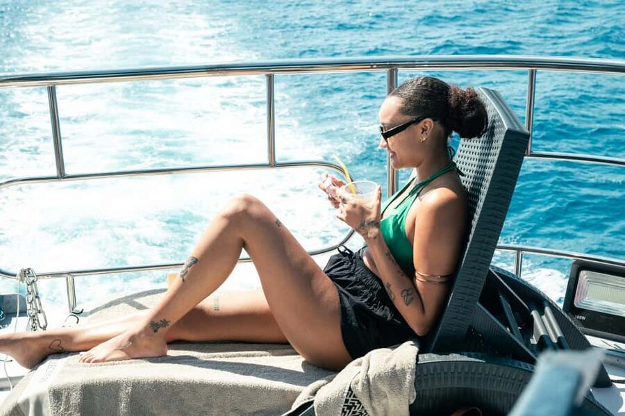 Kos Pearl 3 Island: Lounge in Luxury on the Aegean Waves - Onboard Lunch and Meal Choices: Chicken or Vegetarian Pita
