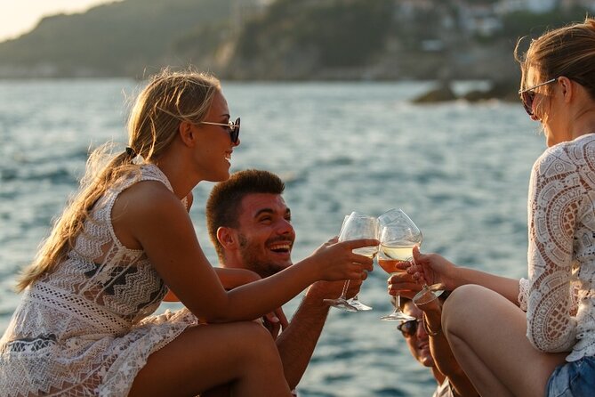 Luxury Catamaran Cruise, Dia Island –Open Bar & Lunch -Top Rated! - Sailing time and the chance for sunset