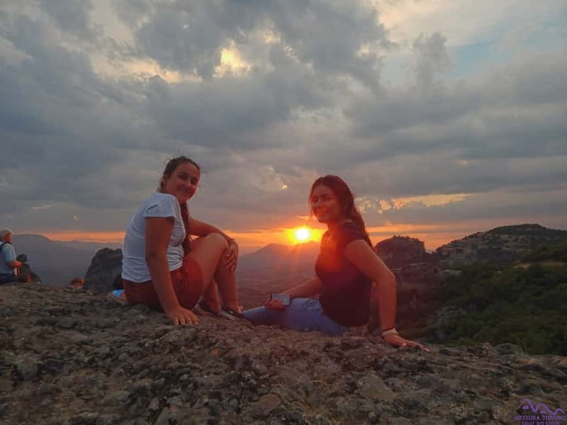 Meteora: Majestic Sunset Tour & Monasteries with Local Guide - Sunset at the Perfect Meteora Viewpoint