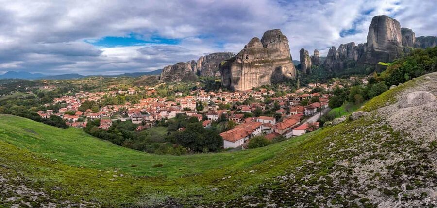 Meteora: Morning Monasteries Tour with Photo Stops - The hermit caves stop: where Meteora began before the monasteries