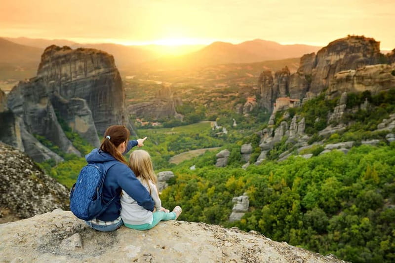 Meteora: Sunset Small Size Tour with Monasteries & Caves - Kastraki photo stop: getting your bearings fast