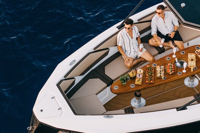 ❖ Milos: Small Group Yacht Tour—Kleftiko Sarakiniko Poliegos - Agia Kiriaki meeting point and getting onto the Raptor fast
