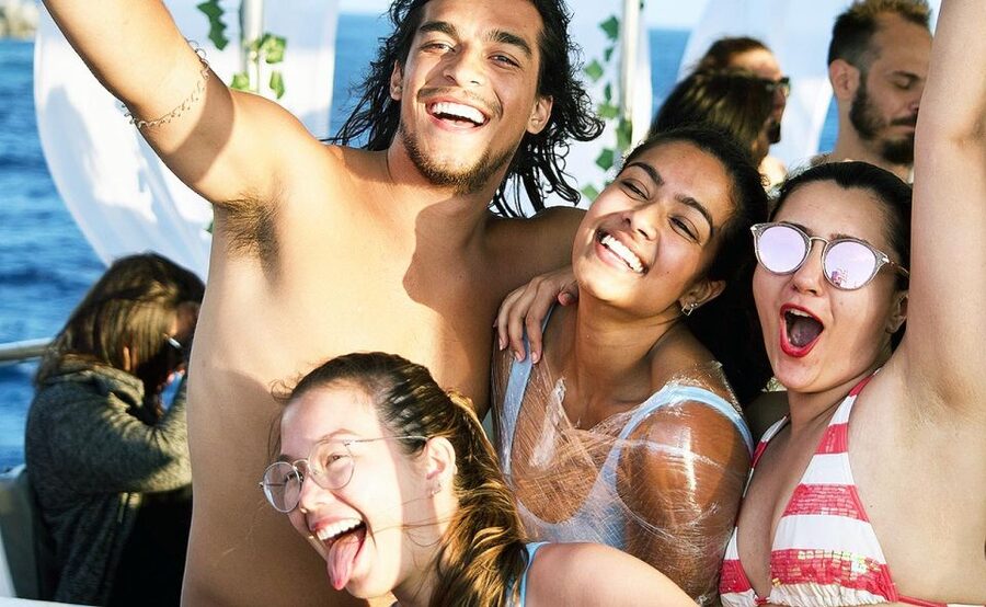 Mykonos: Sunset Boat Party with Open Bar & Live DJ - The party vibe: meeting people fast, with a mostly younger crowd