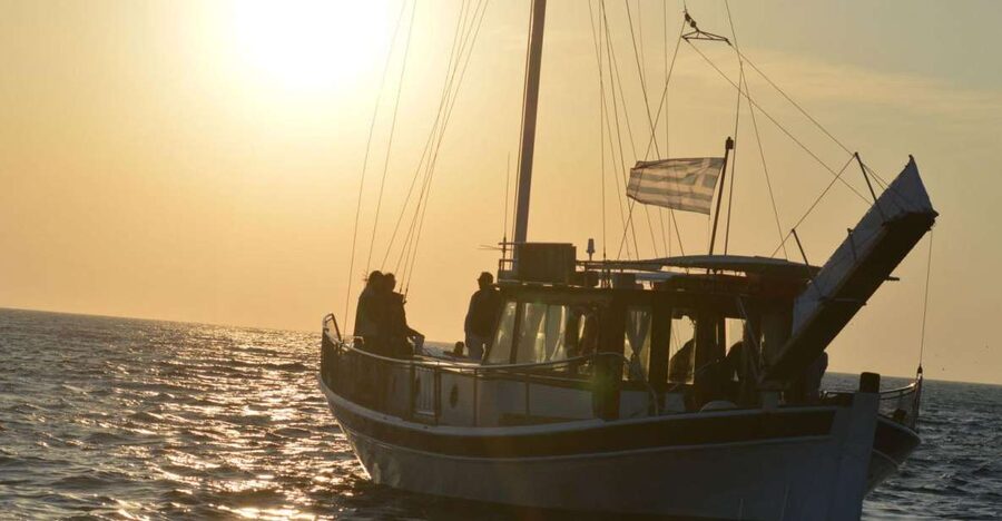 Mykonos: Sunset Boat Trip with Snacks and Drinks - The offshore pause for the best sunset moment