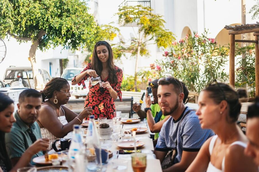 Naxos: Naxos Town Food Tour with Tastings and Wine - First steps in Naxos Town: from the Sphinx to the Old Town lanes