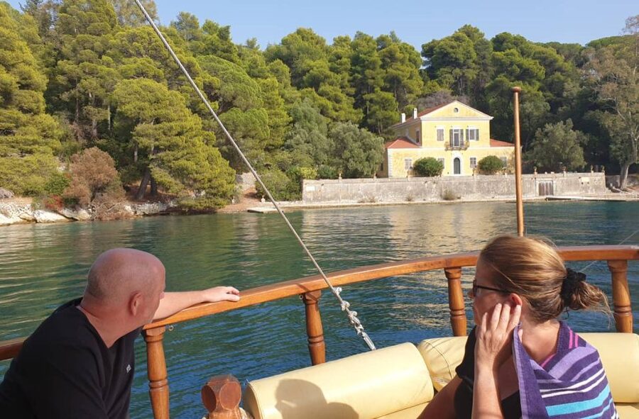 Nydri: Island-hopping Boat Cruise with Lunch and Drinks - Papanikolis Cave: Seeing Lefkada’s Coastline in a Different Light