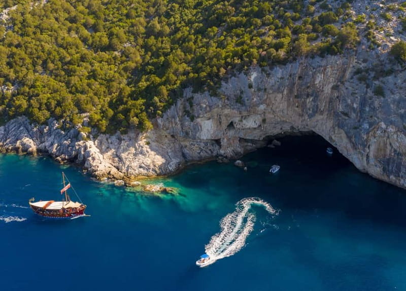 Nydri: Sailing Through History. Daily Cruise with Beach BBQ - Klimaki beach on Lefkada: secluded, gear-friendly, and BBQ on the sand